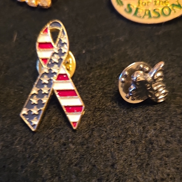 Assorted Brooch and Pin Collection - Picture 7 of 8